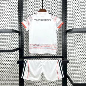 Kit Infantil Bayern de Monique 25/26 Away